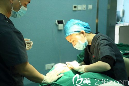 項利姣醫(yī)生做手術(shù)照片 項利姣醫(yī)生做手術(shù)照片