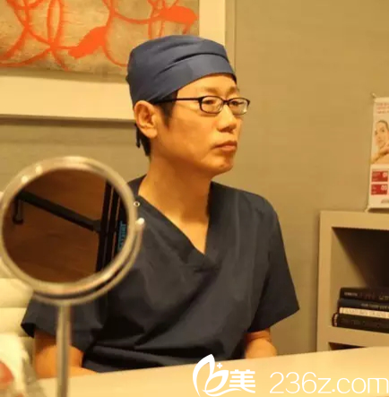 韓國(guó)清潭雙眼皮修復(fù)醫(yī)生成鎮(zhèn)模院長(zhǎng)
