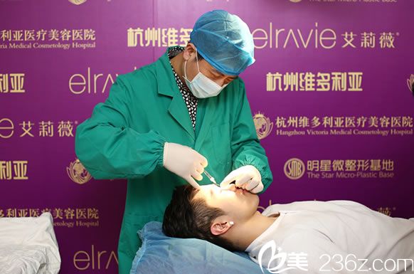 程建醫(yī)生的工作照片 程建醫(yī)生的工作照片