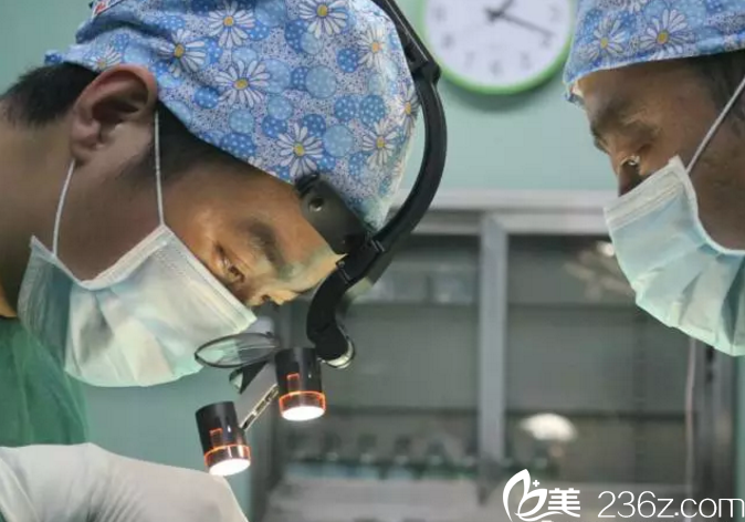 正在認(rèn)真手術(shù)的杜建龍?jiān)洪L