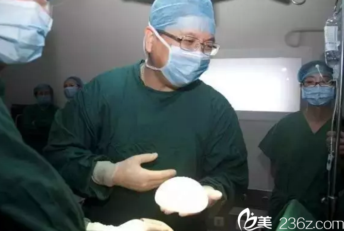 羅盛康講解隆胸技術(shù)