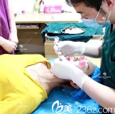 注射玻尿酸隆下巴手術(shù)中