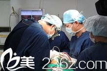 梁曉健主任與韓國隆鼻大師<!--<i data=20240703-sp></i>-->一同手術(shù)