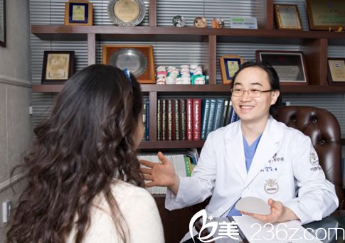金祐正院長接受愛美者咨詢 金祐正院長接受愛美者咨詢