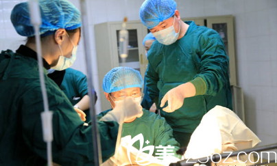 王家林醫(yī)生正在做吸脂手術(shù) 王家林醫(yī)生正在做吸脂手術(shù)