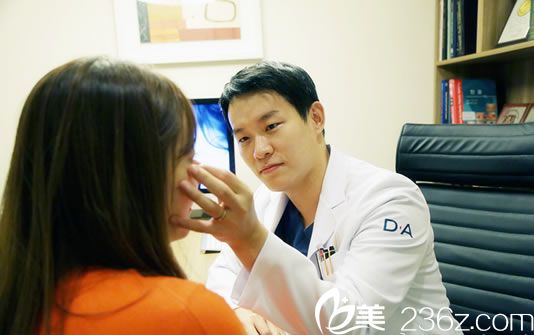 裴仁鎬院長(zhǎng)接受愛(ài)美者眼整形咨詢 裴仁鎬院長(zhǎng)接受愛(ài)美者眼整形咨詢