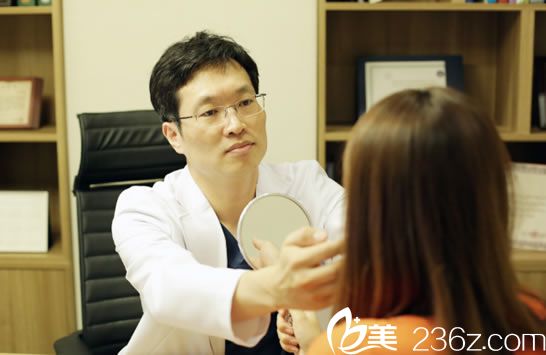 孫豪成院長接受愛美者咨詢 孫豪成院長接受愛美者咨詢