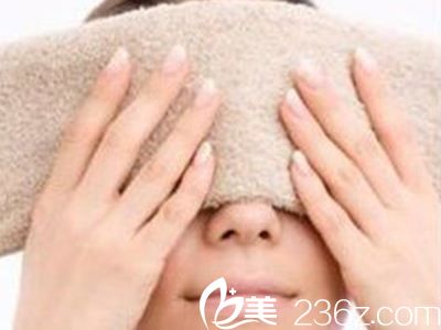 毛巾熱敷改善黑眼圈