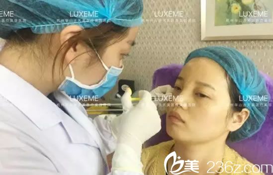 李大琦醫(yī)生為佩佩注射玻尿酸