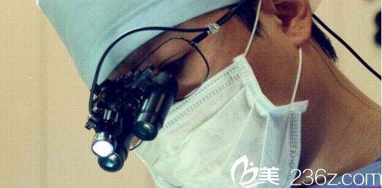 沈陽(yáng)名流醫(yī)院醫(yī)生在顯微鏡下做雙眼皮