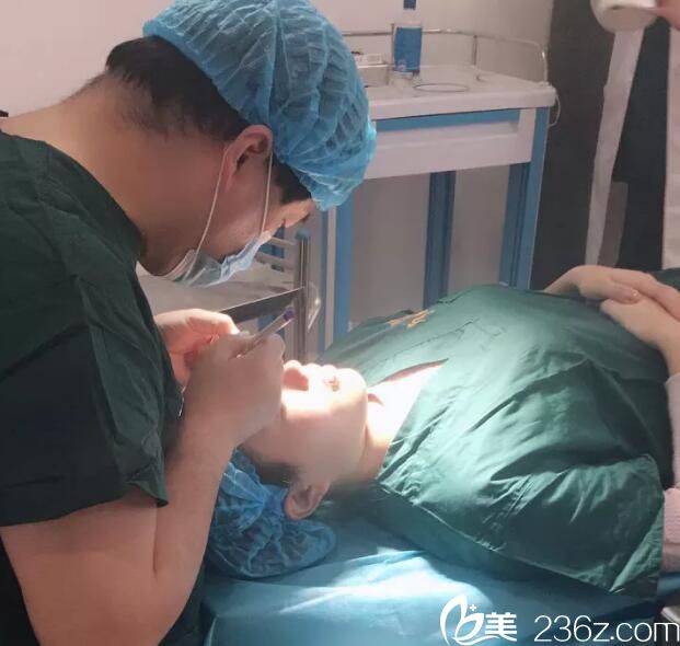 孫凱博士正在為雙眼皮手術(shù)者設(shè)計手術(shù)方案