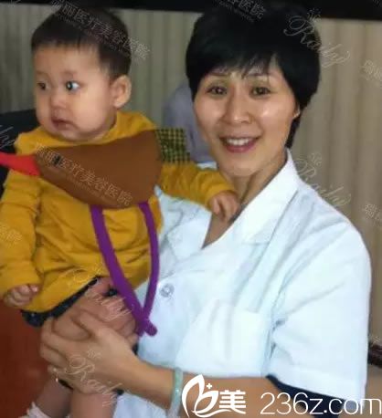 術(shù)前張冰帶孩子時(shí)候的照片