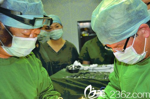 正在手術(shù)中的史德明 正在手術(shù)中的史德明