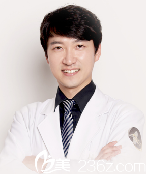 韓國現(xiàn)代美學(xué)整形醫(yī)院李院長