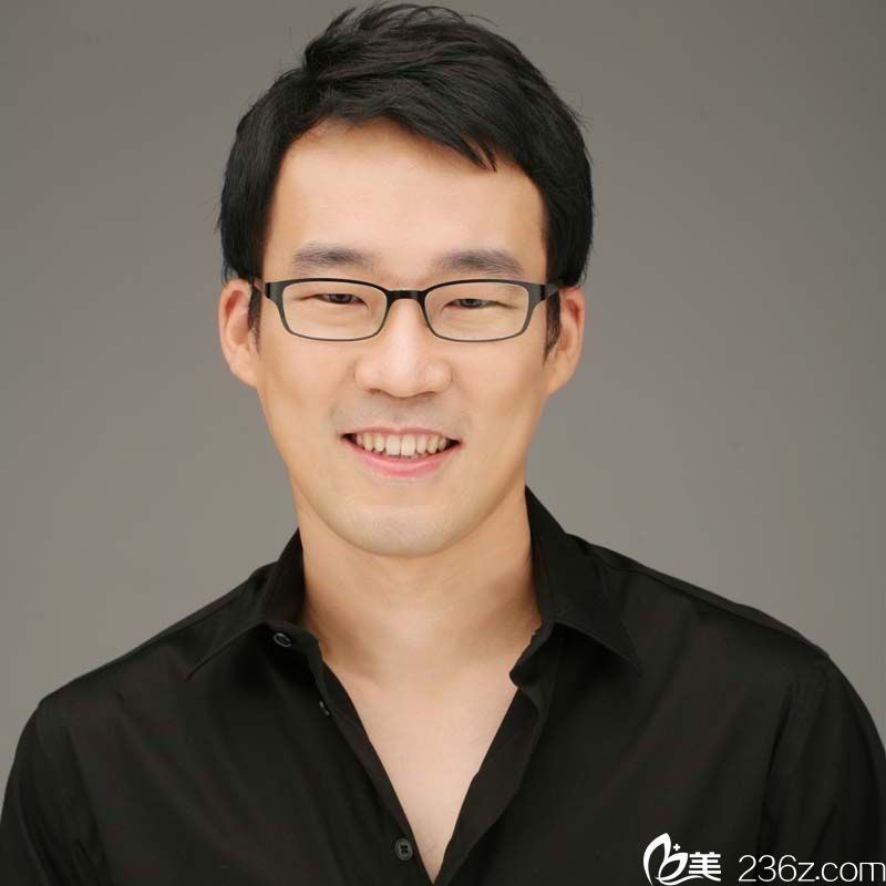 韓國蔻茜整形外科李珉奭院長