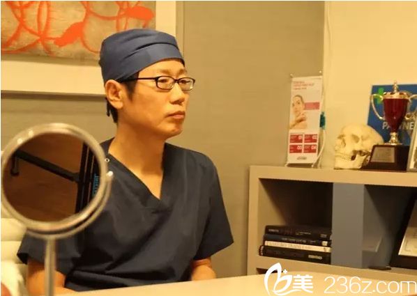 韓國(guó)修復(fù)醫(yī)生成鎮(zhèn)模院長(zhǎng)