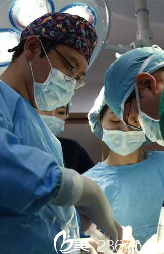 手術(shù)中的<!--<i data=20240703-sp></i>-->院長