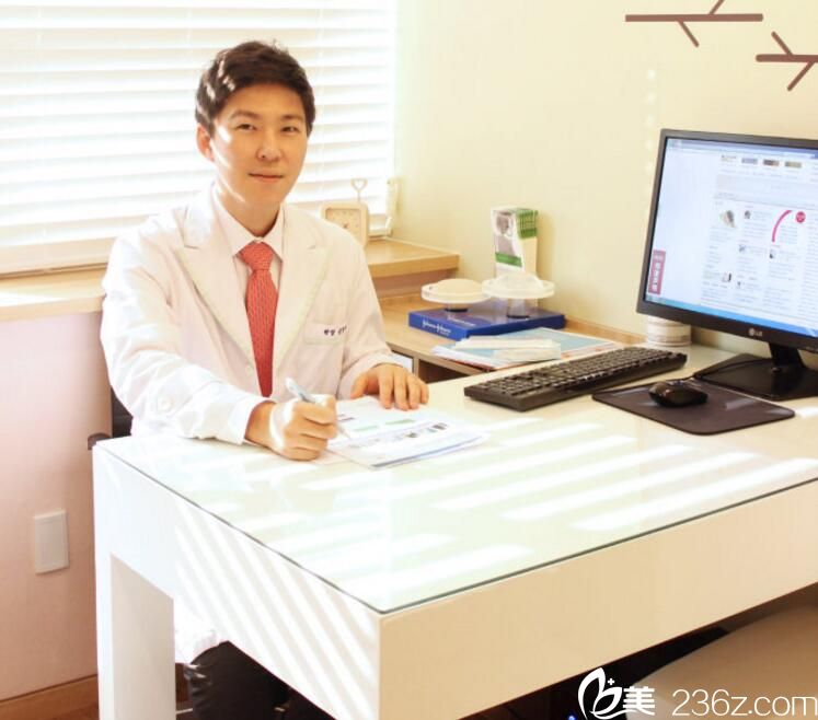 洪宗鉉 芙萊思整形醫(yī)院代表院長(zhǎng) 