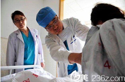 <!--<i data=20240703-sp></i>-->教書在查看愛美者隆胸恢復(fù)情況 <!--<i data=20240703-sp></i>-->教書在查看愛美者隆胸恢復(fù)情況