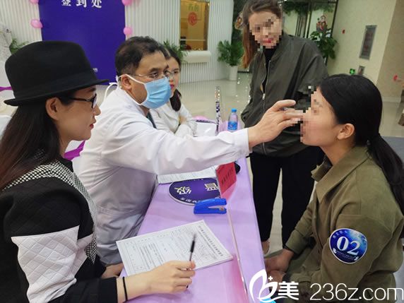 韓興斌院長(zhǎng)與美麗夢(mèng)想秀參與者 韓興斌院長(zhǎng)與美麗夢(mèng)想秀參與者