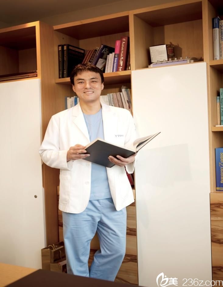 維摩整形醫(yī)院院長姜在九 維摩整形醫(yī)院院長姜在九