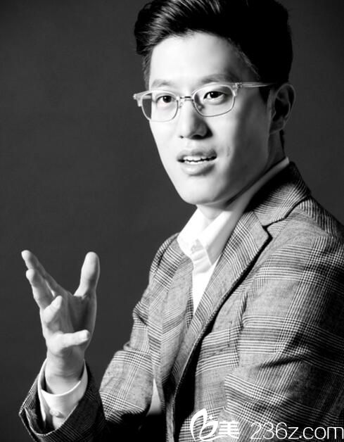 樸埈亨 胸部整形院長 樸埈亨 胸部整形院長