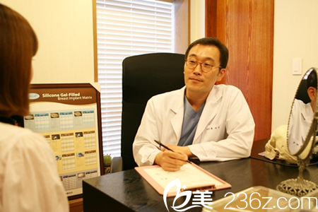 韓國(guó)omega整形外科醫(yī)院柳在億院長(zhǎng)進(jìn)行術(shù)前面診 韓國(guó)omega整形外科醫(yī)院柳在億院長(zhǎng)進(jìn)行術(shù)前面診