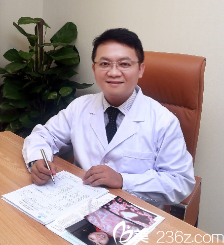 呂博士認(rèn)真工作中