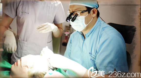 樸宰賢院長(zhǎng)手術(shù)中 樸宰賢院長(zhǎng)手術(shù)中