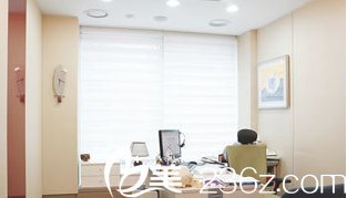 ?？他愓瓮饪漆t(yī)院診療室