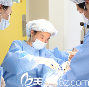 假體豐胸手術(shù)過(guò)程中