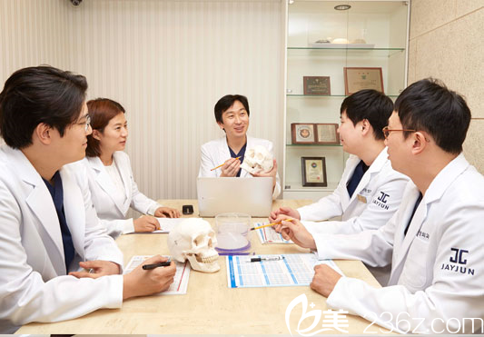 工作中的樸炯埈院長 工作中的樸炯埈院長