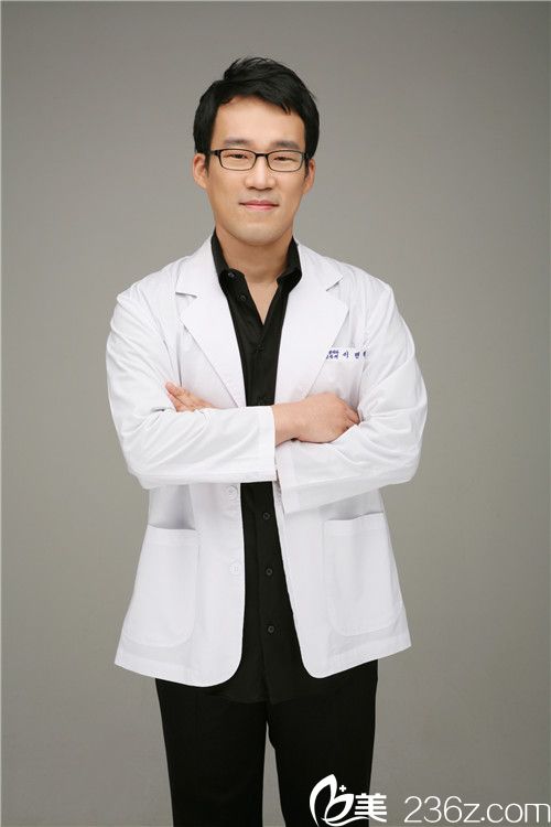 碧夏整形醫(yī)院院長李珉奭（仕）
