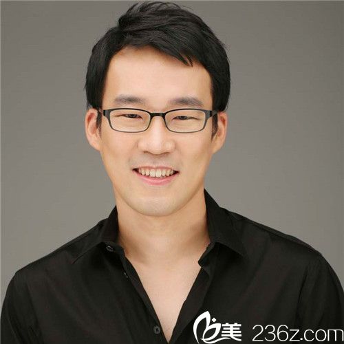 碧夏整形醫(yī)院院長李珉奭（仕）