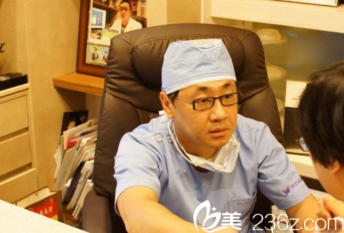 薛澈煥院長面診中 薛澈煥院長面診中