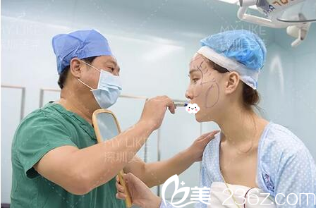 郭杰院長在做脂肪填充術(shù)前畫線 郭杰院長在做脂肪填充術(shù)前畫線