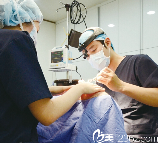 樸宰熙院長手術中