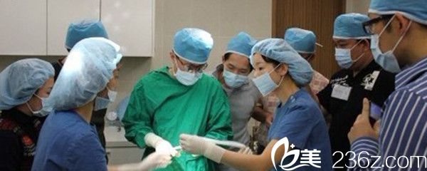 申枓翰院長手術(shù)中 申枓翰院長手術(shù)中