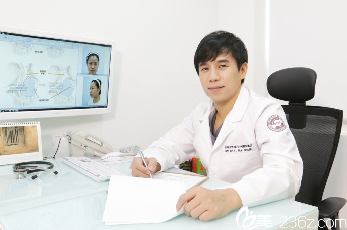 沈祐辰院長工作中 沈祐辰院長工作中