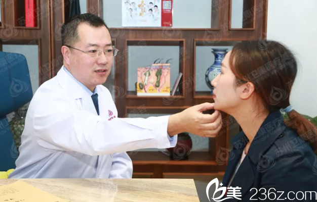 林廣興博士面診過(guò)程中