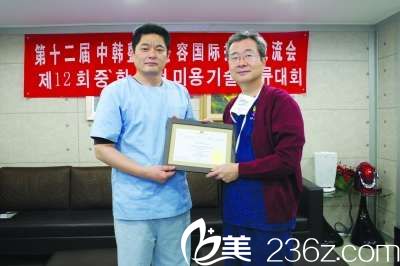 仝潤澤應邀與“韓國鼻整形之父”<!--<i data=20240703-sp></i>-->博士同臺手術 仝潤澤應邀與“韓國鼻整形之父”<!--<i data=20240703-sp></i>-->博士同臺手術