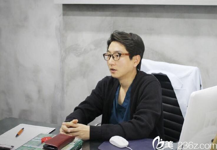 金宰泓院長辦公中 金宰泓院長辦公中