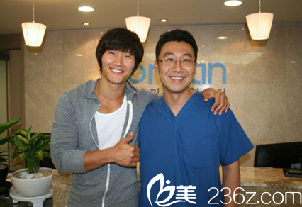 金鐘明院長(zhǎng)和弟弟金鐘國(guó)(韓國(guó)著名歌手) 金鐘明院長(zhǎng)和弟弟金鐘國(guó)(韓國(guó)著名歌手)