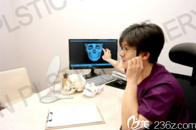 樸庭逸院長面診中 樸庭逸院長面診中