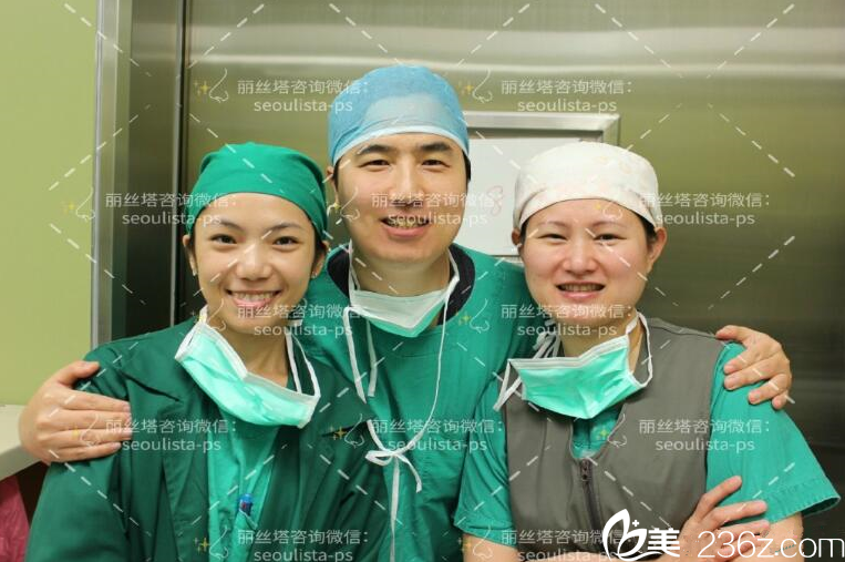 金東奭院長和醫(yī)護(hù)人員