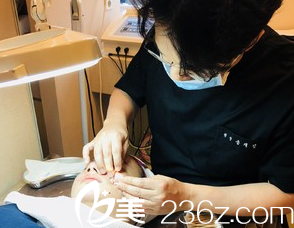 祛痘手術(shù)治療中