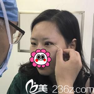 醫(yī)生在設(shè)計手術(shù)方案 醫(yī)生在設(shè)計手術(shù)方案