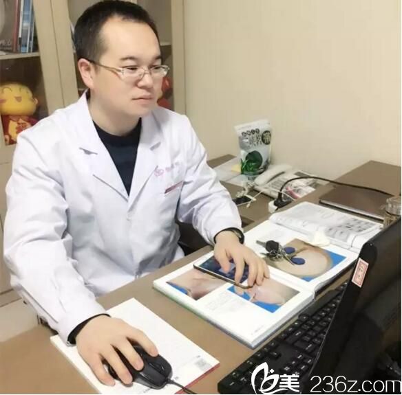 工作中的楊榮醫(yī)生 工作中的楊榮醫(yī)生