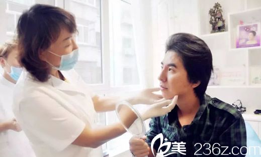 崔娟術(shù)前與求美者溝通