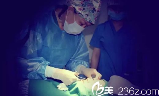 工作中的崔娟醫(yī)生